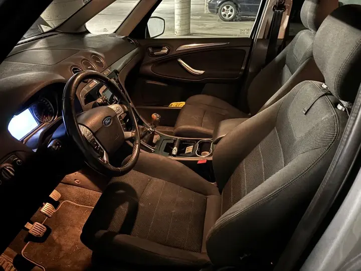 Ford Galaxy 2011 photo 2