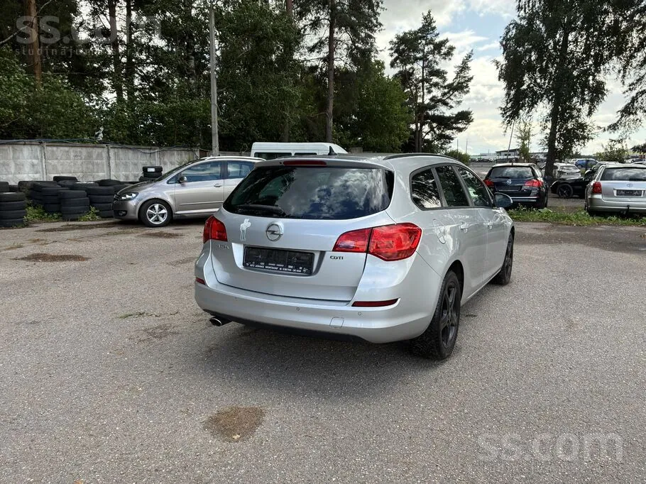 Opel Astra 2011 photo 3