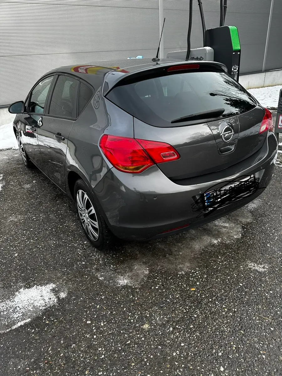 Opel Astra 2012 photo 2