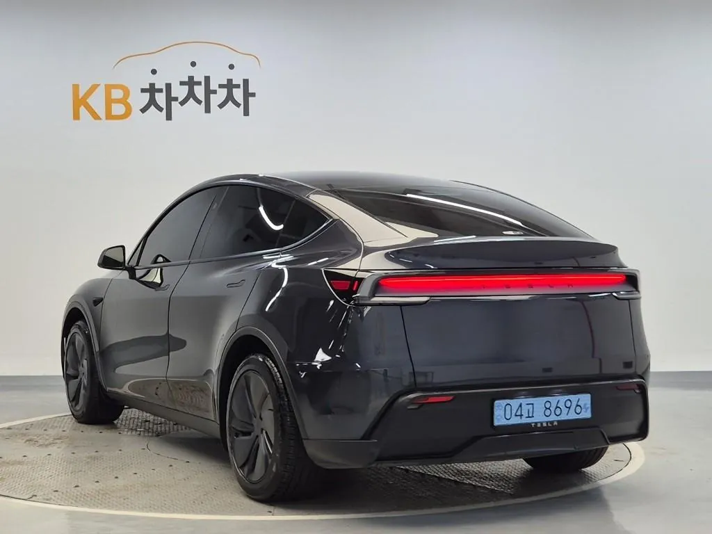 Tesla Model Y 2025 photo 2