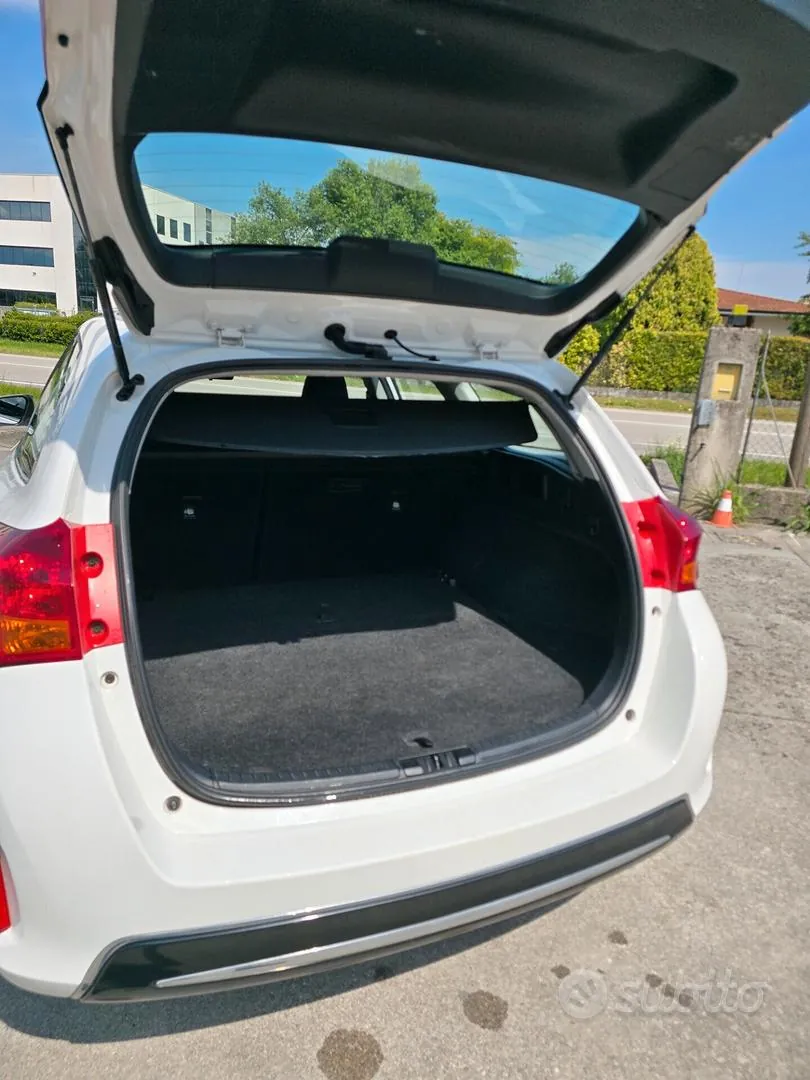 Toyota Auris 2014 photo 5