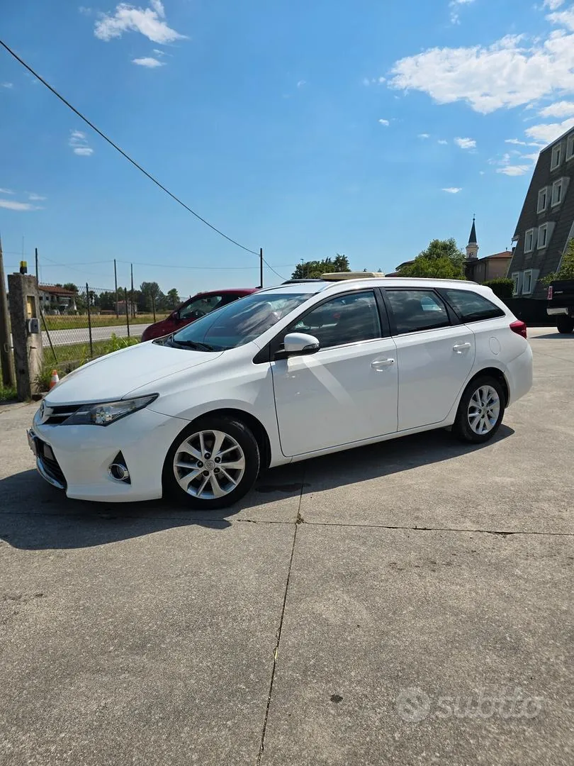 Toyota Auris 2014 photo 2