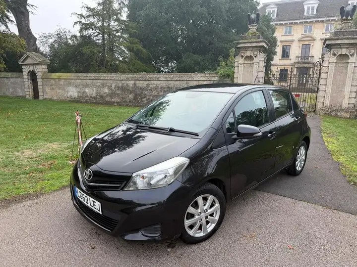 Toyota Yaris 2013 photo 2