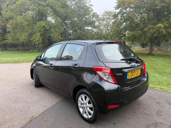 Toyota Yaris 2013 photo 3