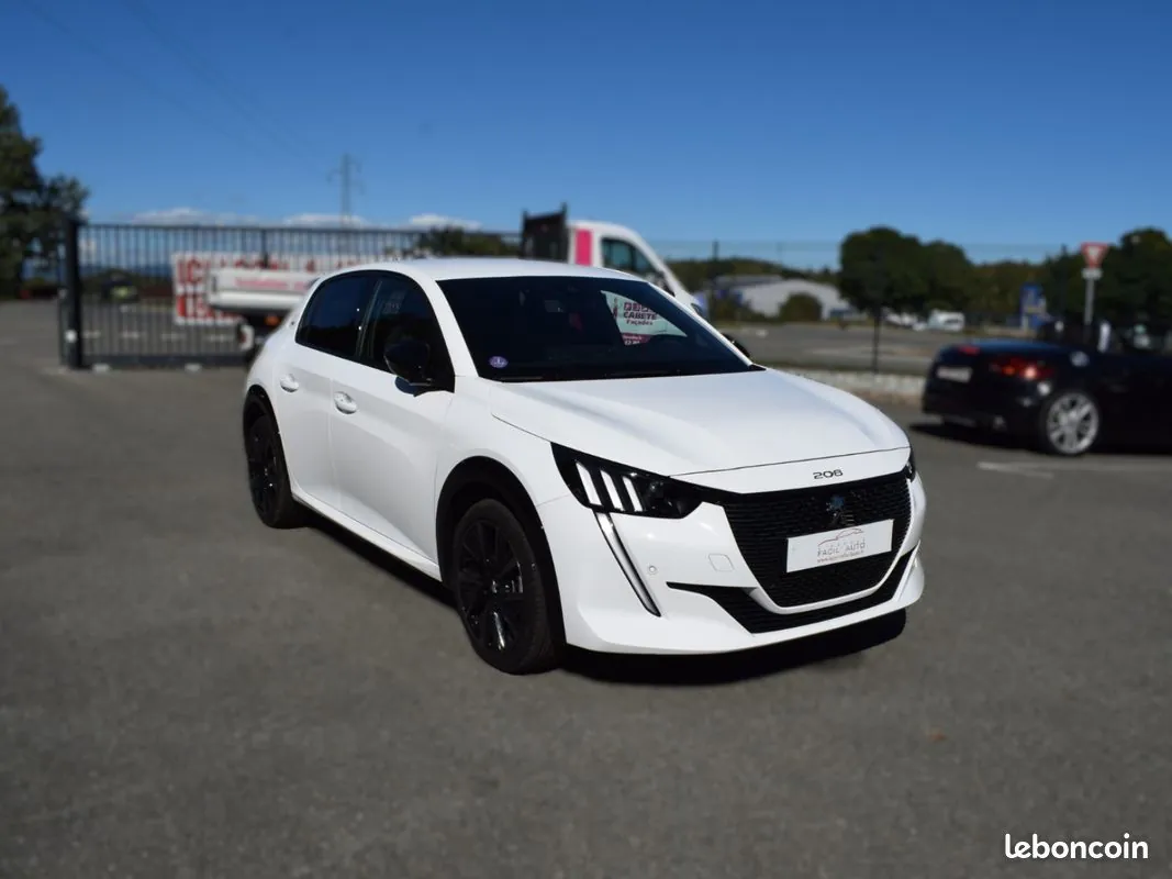 Peugeot 208 2023 photo 2