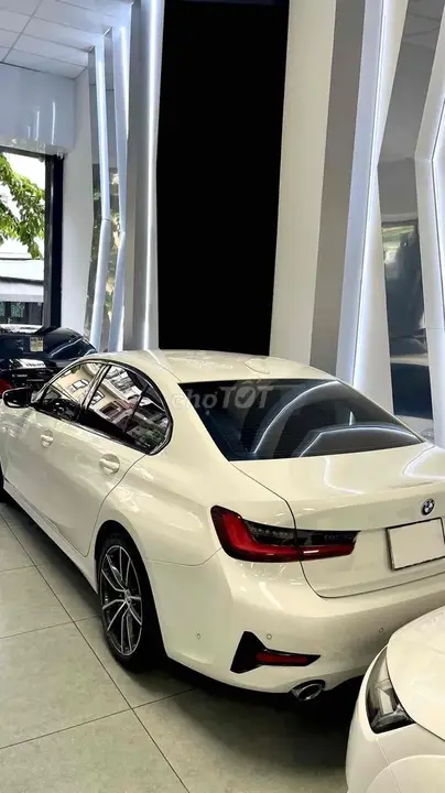 BMW 3 Series 2023 photo 2