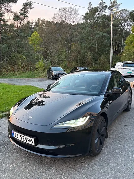 Tesla Model 3 2024 photo 2