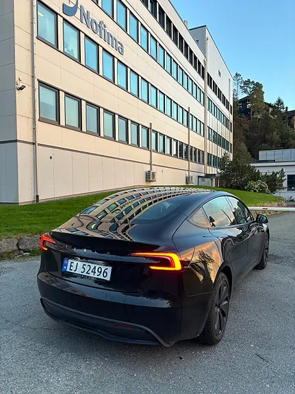 Tesla Model 3 2024 photo 3