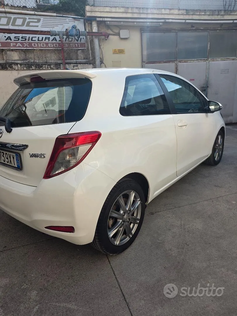 Toyota Yaris 2012 photo 3