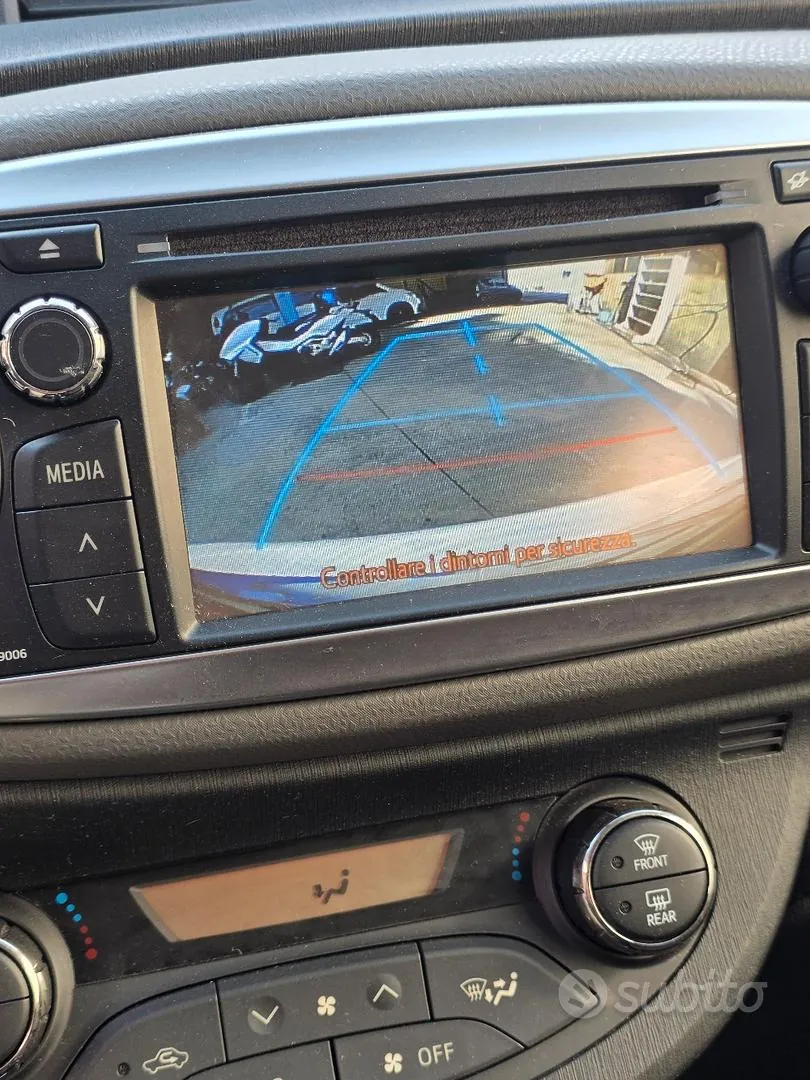 Toyota Yaris 2012 photo 2