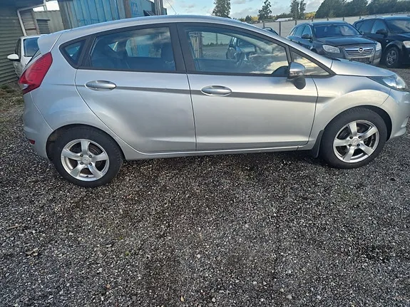 Ford Fiesta 2010 photo 3