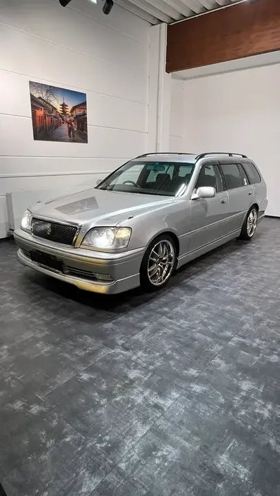 Toyota Crown 2000 photo 2