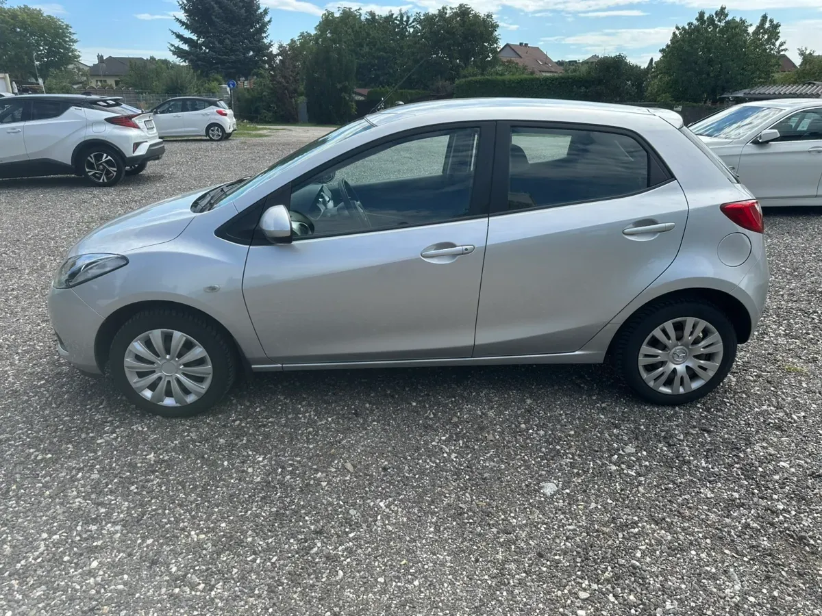 Mazda Mazda2 2010 photo 2