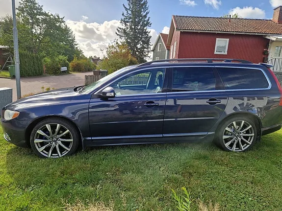 Volvo V70 2010 photo 2