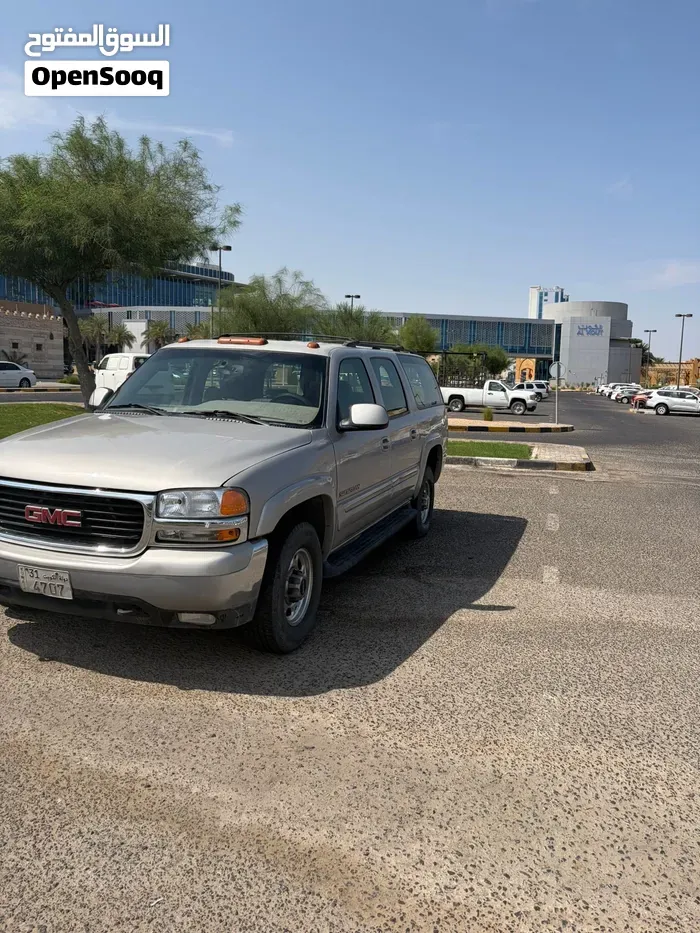 GMC Suburban 2004 photo 2