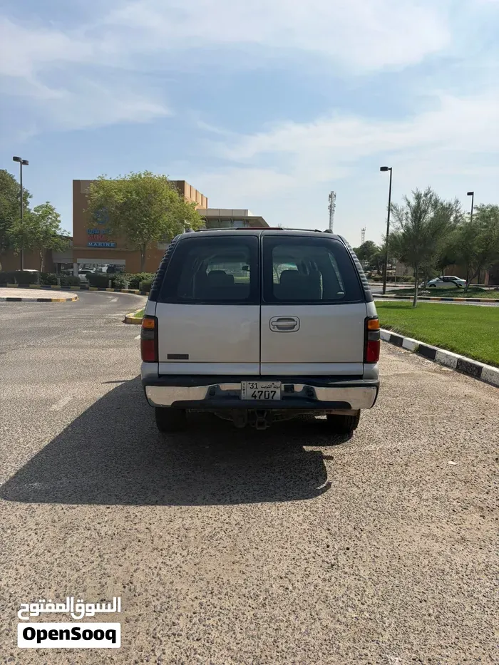 GMC Suburban 2004 photo 4