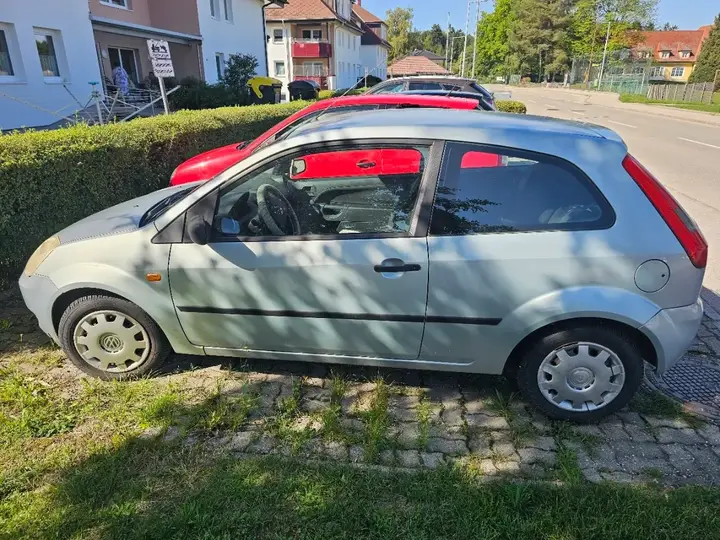 Ford Fiesta 2004 photo 2