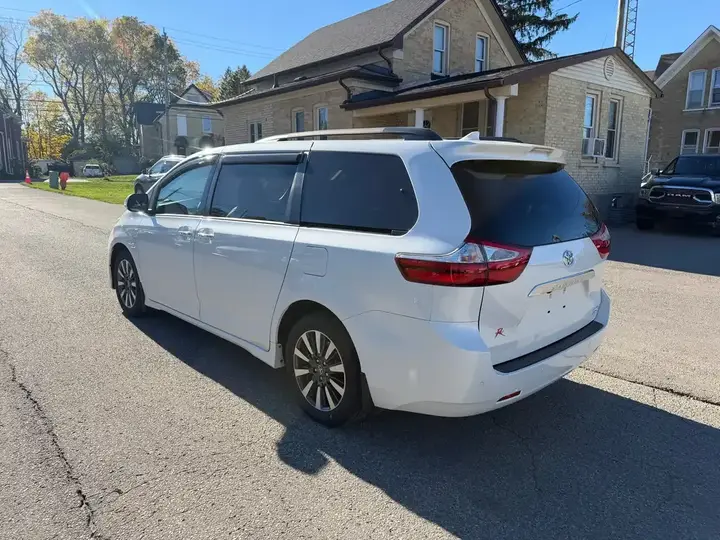 Toyota Sienna 2018 photo 3