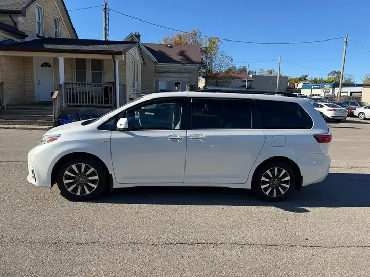 Toyota Sienna 2018 photo 2