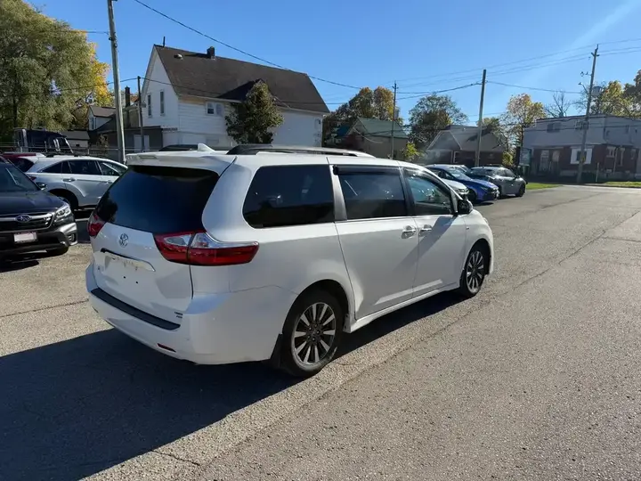 Toyota Sienna 2018 photo 5