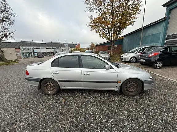 Toyota Avensis 1999 photo 4