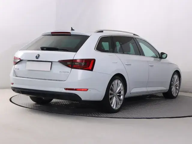 Skoda Superb Combi 2017 photo 4