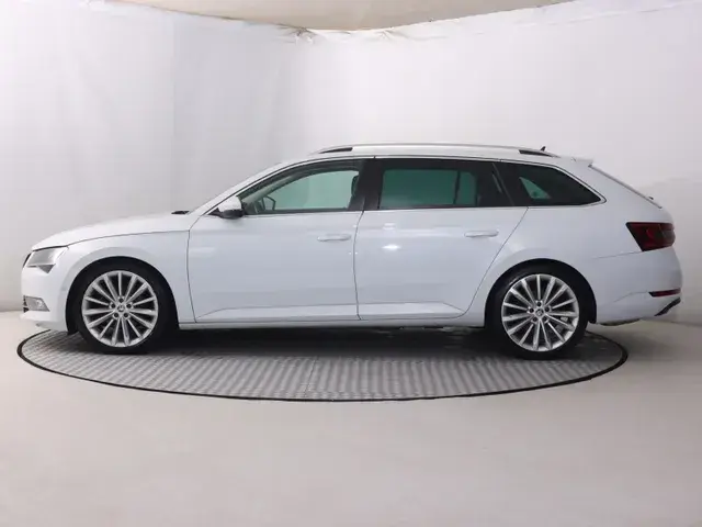 Skoda Superb Combi 2017 photo 2