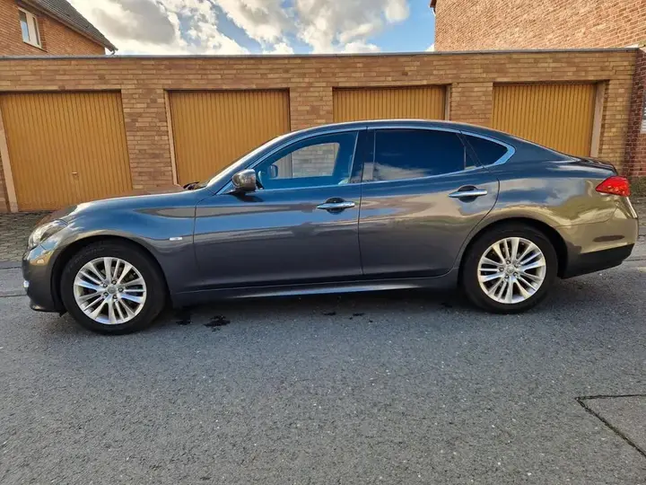 Infiniti Q70