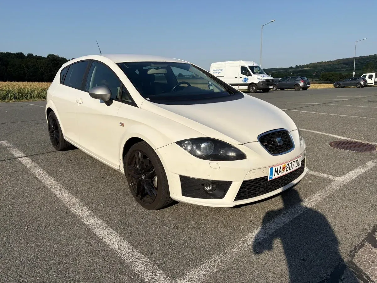 Seat Leon 2010 photo 2