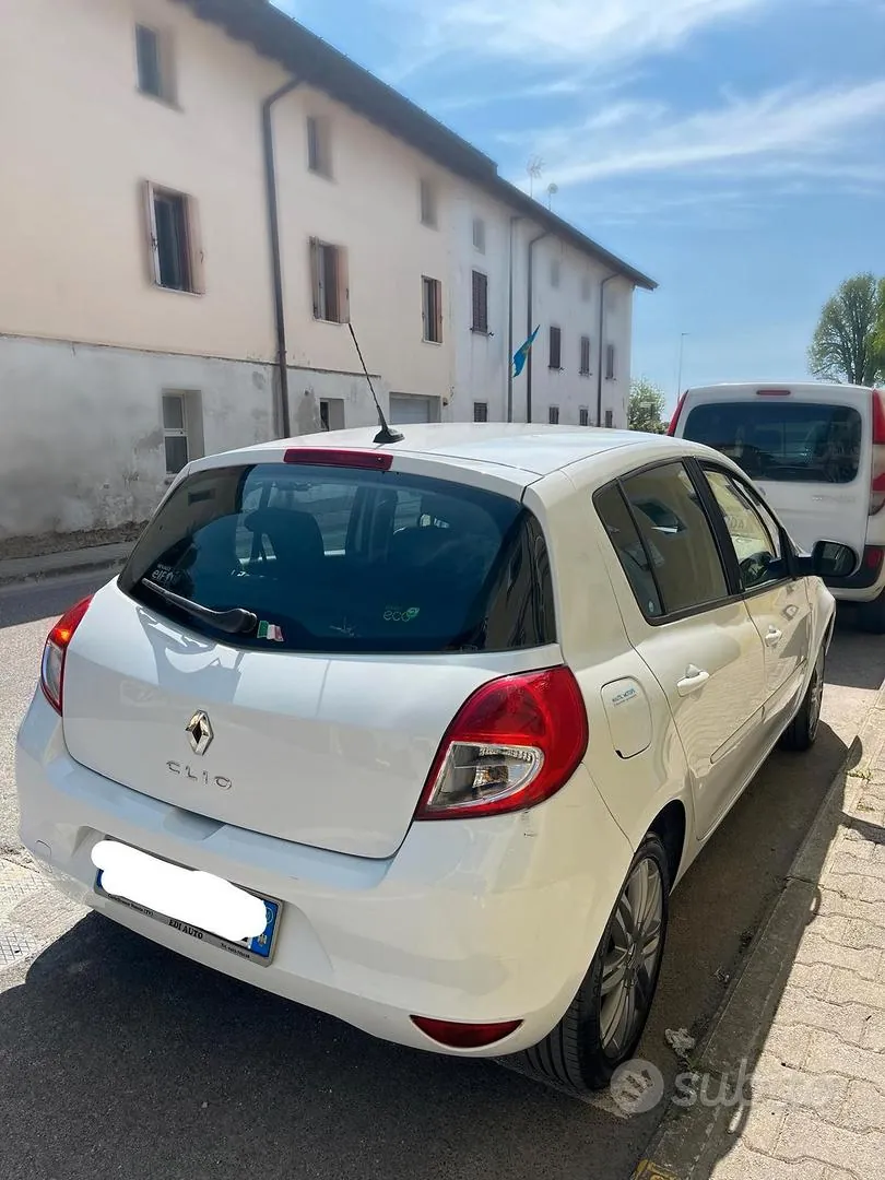 Renault Clio 2010 photo 2