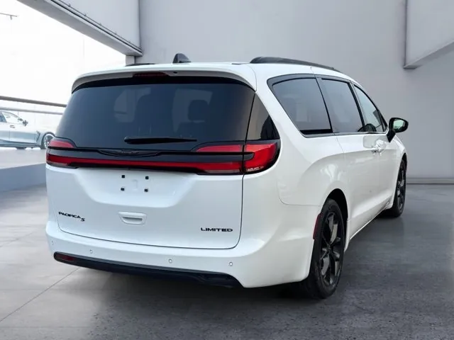 Chrysler Pacifica 2025 photo 5