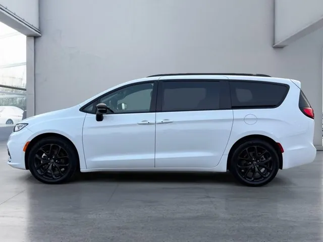 Chrysler Pacifica 2025 photo 2