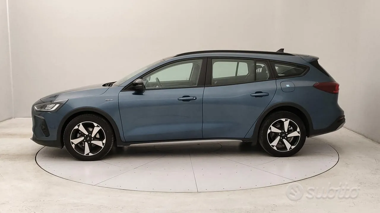 Ford Focus 2023 photo 2