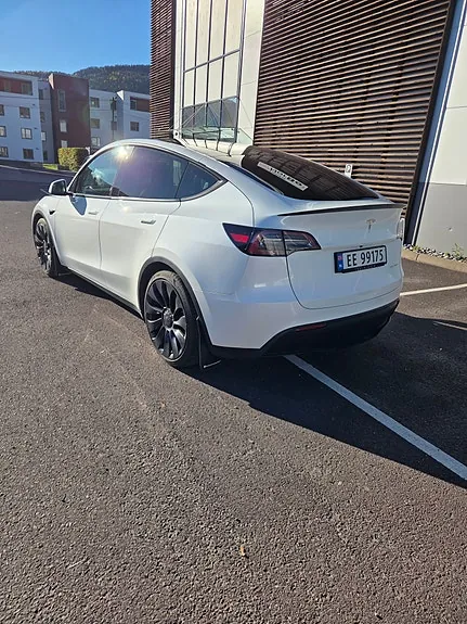 Tesla Model Y 2023 photo 4