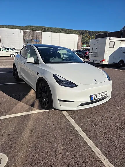 Tesla Model Y 2023 photo 2