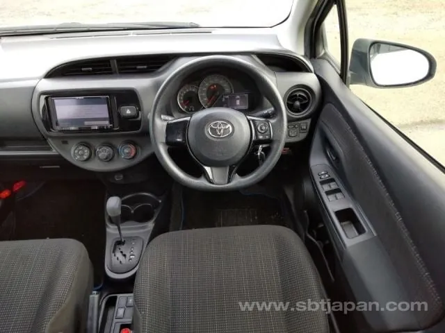 Toyota Vitz 2017 photo 4