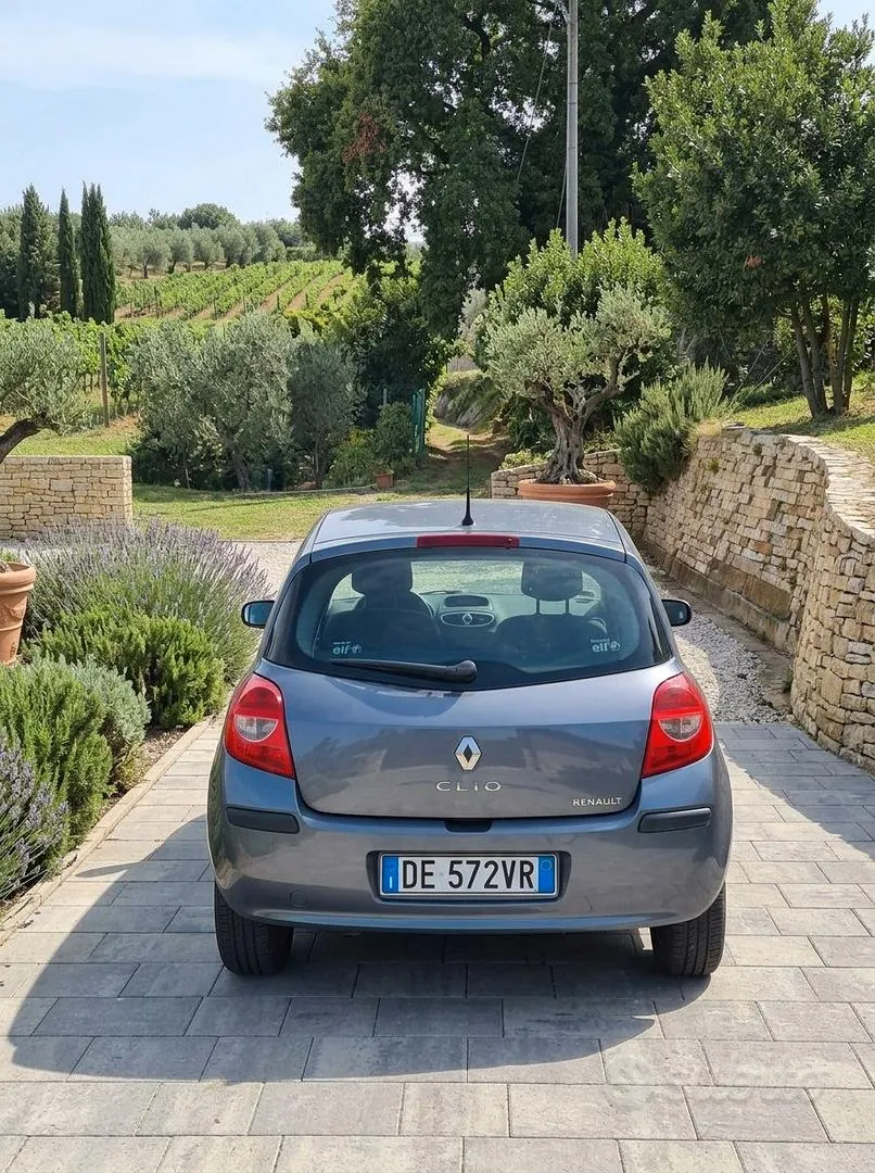 Renault Clio 2007 photo 2