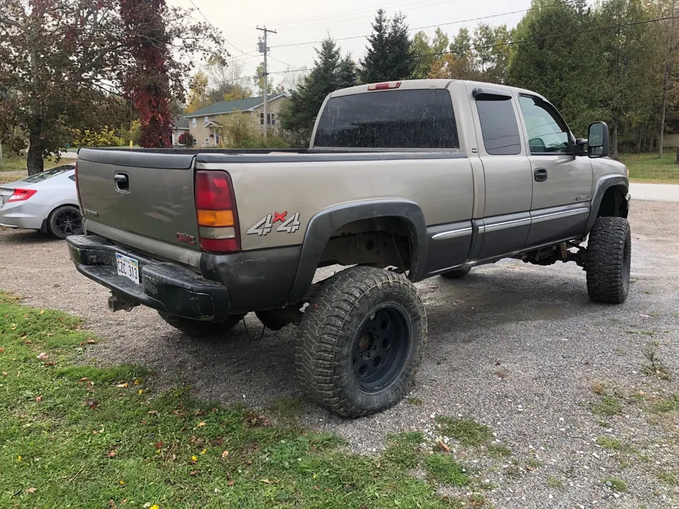 GMC Sierra 2000 photo 2