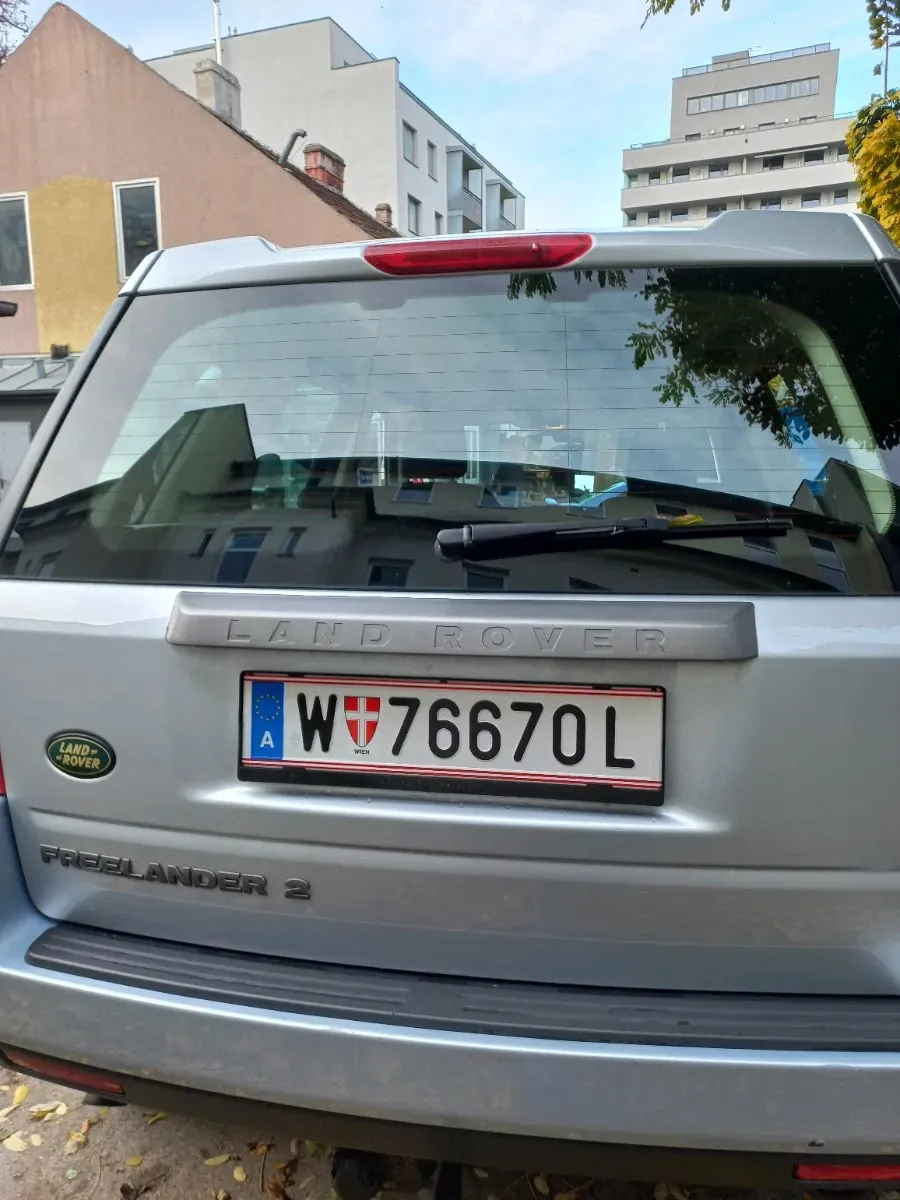 Land Rover Freelander 2010 photo 2