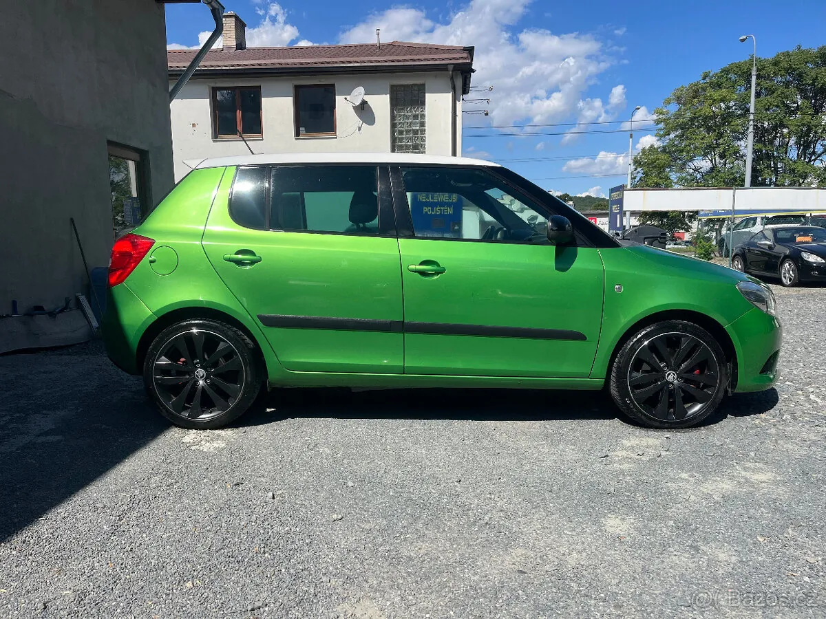 Skoda Fabia 2012 photo 4