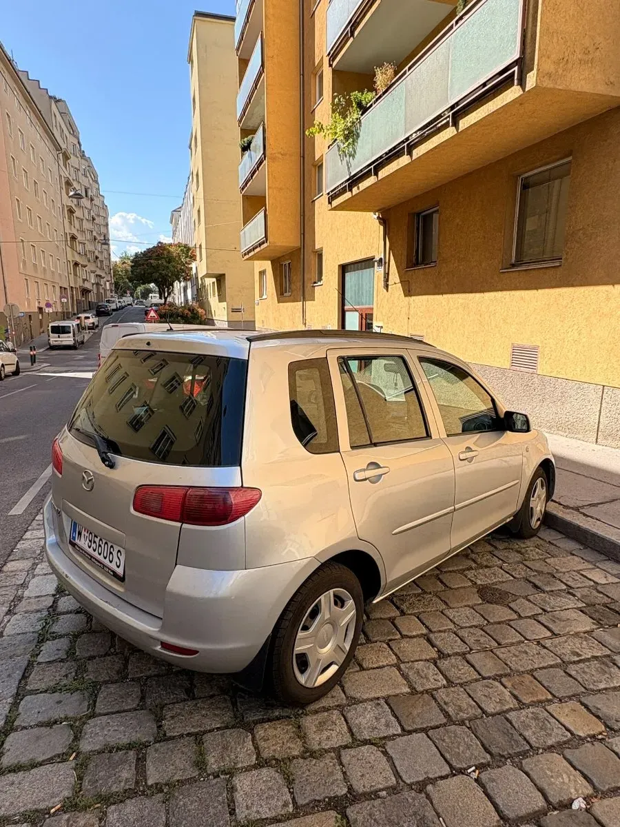 Mazda Mazda2 2004 photo 3