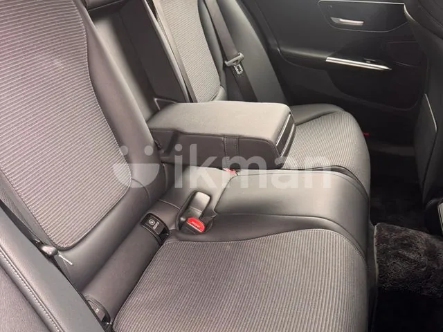 Mercedes-Benz C200 2023 photo 4