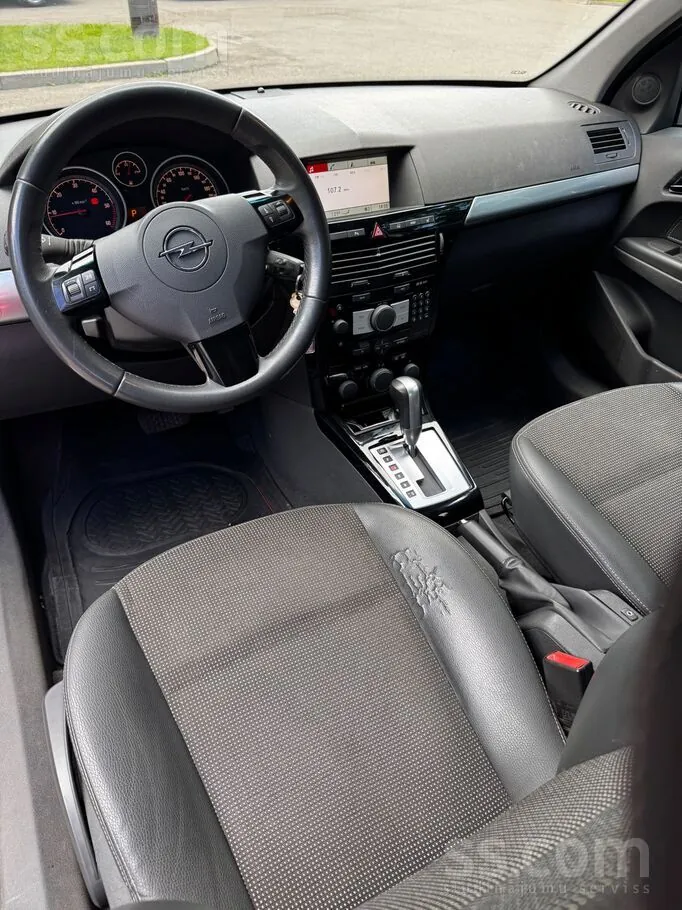 Opel Astra 2010 photo 3