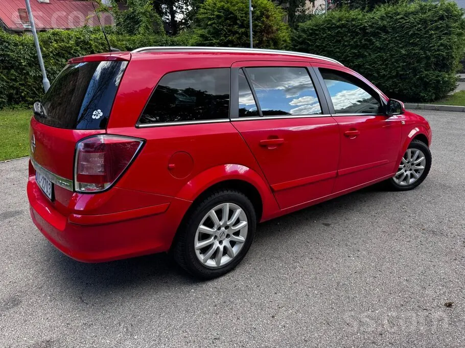 Opel Astra 2010 photo 2