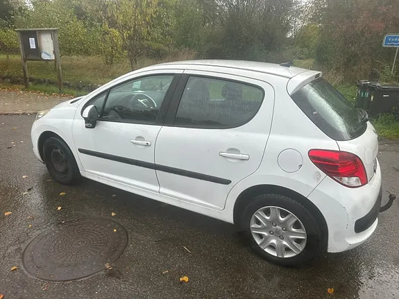 Peugeot 207 2010 photo 4