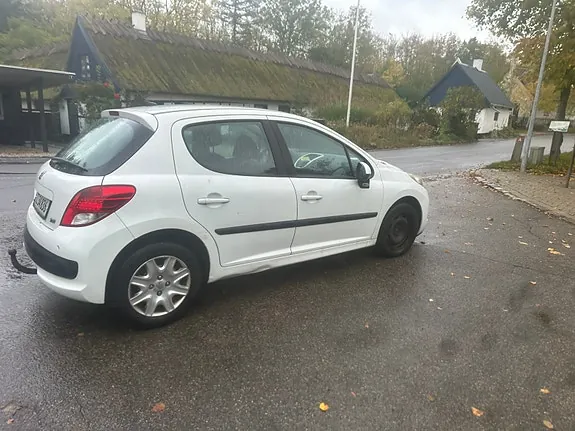 Peugeot 207 2010 photo 3