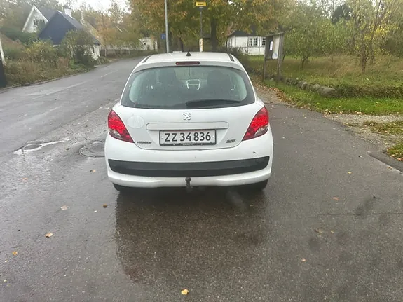 Peugeot 207 2010 photo 2