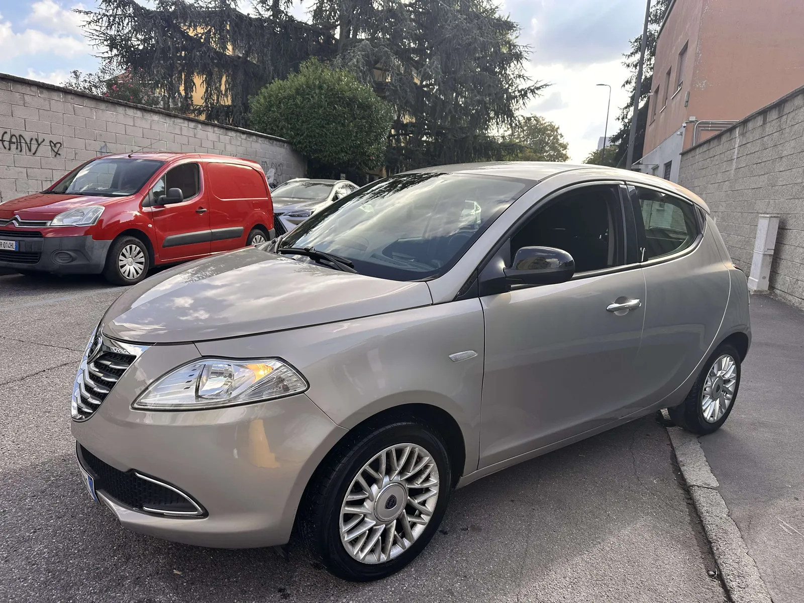 Lancia Ypsilon 2013 photo 2