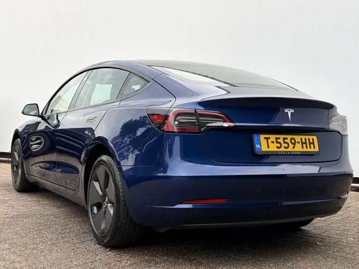Tesla Model 3 2023 photo 2