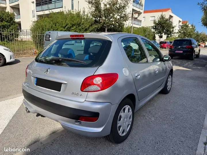 Peugeot 206 2011 photo 2